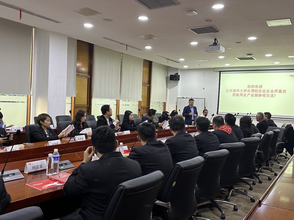用友網路海外區副總經理、台灣用友總經理官雪輝向來賓介紹許多中國和全球各行業的領先企業都選擇用友BIP作為企業數智化建設的首選平台。