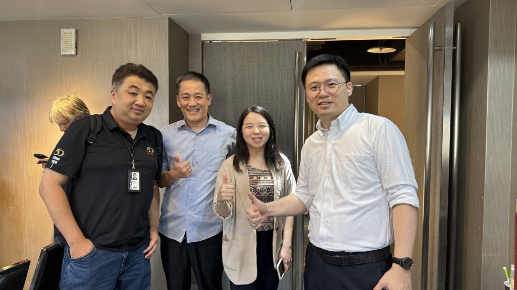 用友合作夥伴與現場團隊交流合影