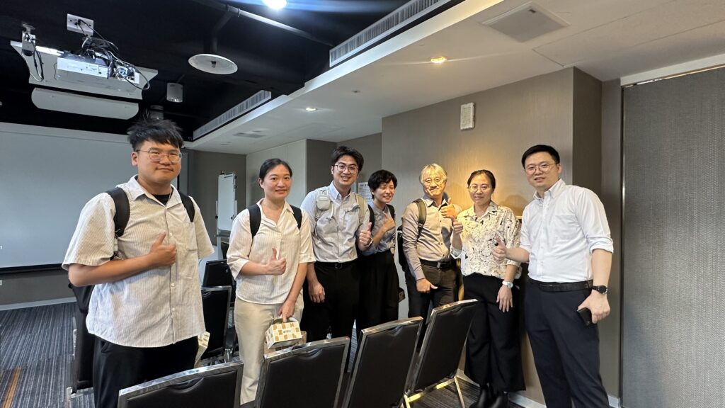 用友合作夥伴與現場團隊交流合影